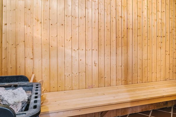 Foto van Luxe retraite aan zee -- By Traum Ferienwohnungen - Vakantiehuis in Aakirkeby - Sauna