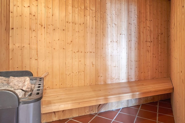 Foto van Luxe retraite aan zee -- By Traum Ferienwohnungen - Vakantiehuis in Aakirkeby - Sauna