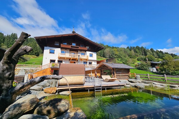 Foto van Boerderij in Bramberg met Natuurlijke Vijver - Vakantiehuis in Bramberg - ExteriorSummer
