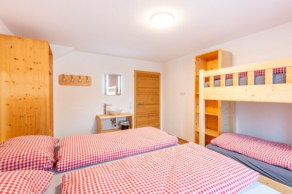 Foto van Boerderij in Bramberg met Natuurlijke Vijver - Vakantiehuis in Bramberg - BedRoom