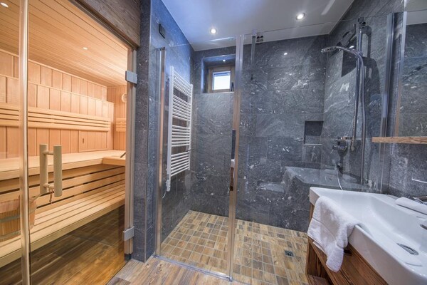 Foto van Rossberg Chalet met panoramisch uitzicht - Vakantiehuis in Neukirchen - BathRoom