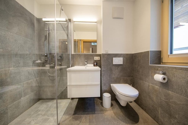 Foto van Stijlvol Alpenchalet met Carport - Vakantiehuis in Neukirchen - BathRoom