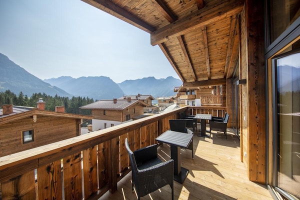 Foto van Stijlvol Alpenchalet met Carport - Vakantiehuis in Neukirchen - TerraceBalcony
