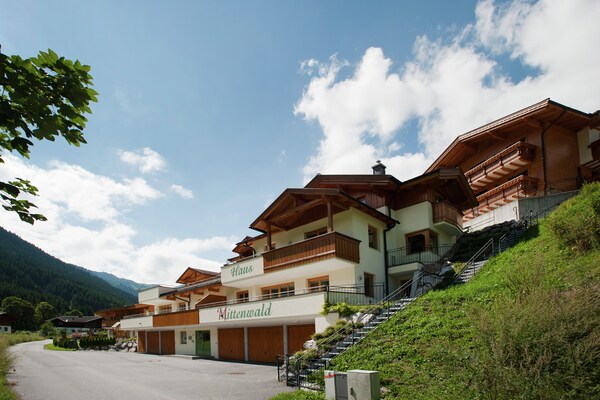 Foto van Chalet in Saalbach bij Skilift - Vakantiehuis in Saalbach-Hinterglemm - ExteriorSummer