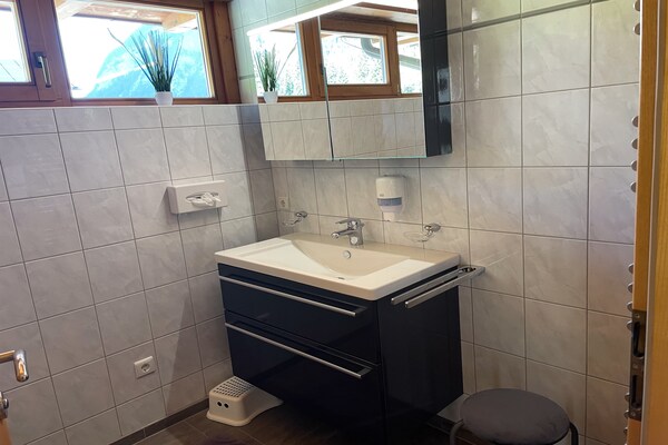 Foto van Chalet Leutasch met Ski Trail en Bergzicht - Vakantiehuis in Leutasch - BathRoom