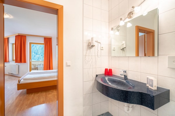 Foto van Appartement in Neustift bij Skilift - Vakantiehuis in Neustift im Stubaital - BathRoom