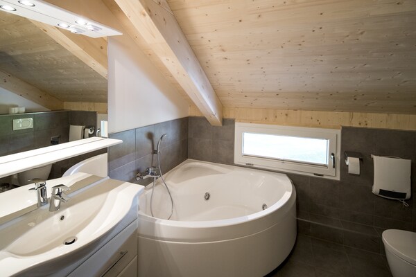 Foto van Chalet met binnenjacuzzi - Vakantiehuis in Sankt Georgen am Kresichberg - BathRoom
