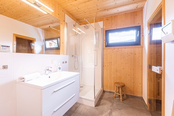 Foto van Gezellig chalet met whirlpool - Vakantiehuis in Sankt Georgen am Kresichberg - BathRoom