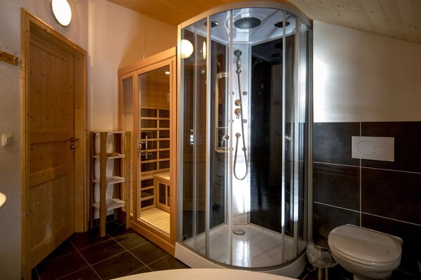 Foto van chalet met infraroodsauna en whirlpool - Vakantiehuis in Kreischberg Murau - BathRoom