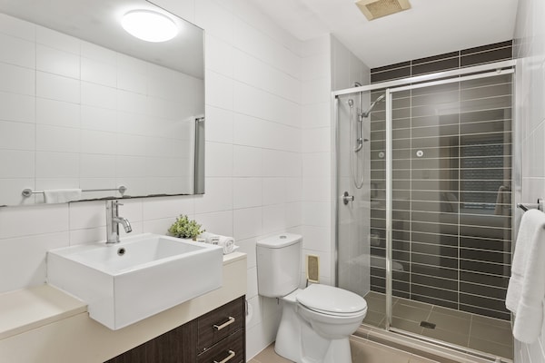 Foto van Gezellige 2-slaapkamerwoning met zwembad in het centrum, vlakbij QUT en CBD - BathRoom