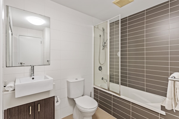 Foto van Gezellige 2-slaapkamerwoning met zwembad in het centrum, vlakbij QUT en CBD - BathRoom