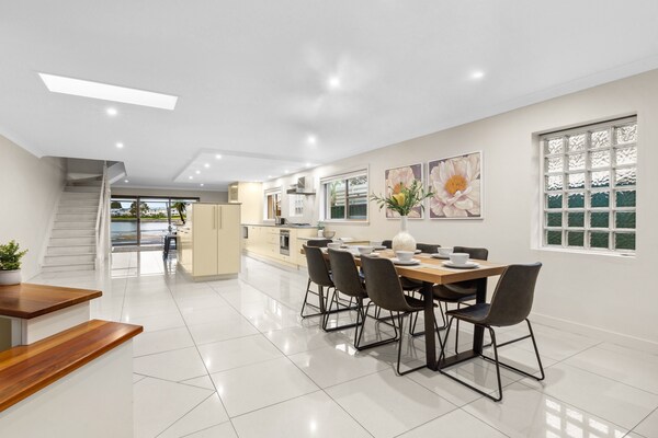 Foto van Modern 3-slaapkamerappartement aan het strand met zwembad en uitzicht op water - DiningRoom