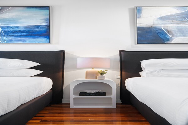 Foto van Licht 3-slaapkamerappartement met tuin aan Banks Street Reserve - BedRoom