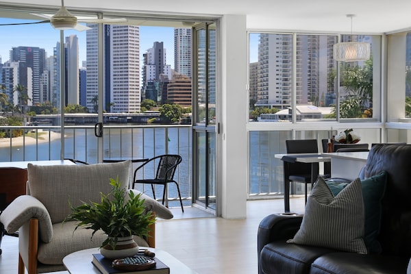 Foto van Stijlvol 2-slaapkamerappartement in Surfers Paradise met rivierzicht - LivingRoom