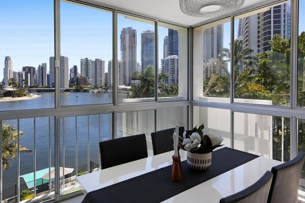 Foto van Stijlvol 2-slaapkamerappartement in Surfers Paradise met rivierzicht - LivingRoom