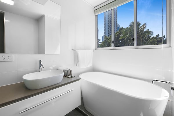 Foto van Stijlvol 2-slaapkamerappartement in Surfers Paradise met rivierzicht - BathRoom