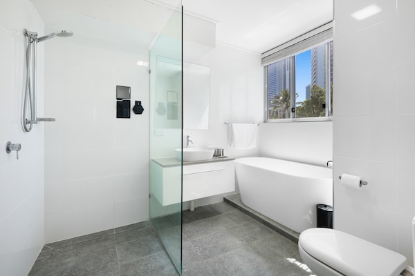 Foto van Stijlvol 2-slaapkamerappartement in Surfers Paradise met rivierzicht - BathRoom