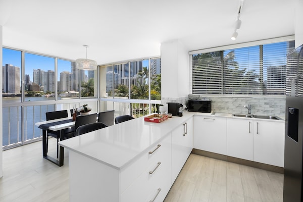 Foto van Stijlvol 2-slaapkamerappartement in Surfers Paradise met rivierzicht - Kitchen