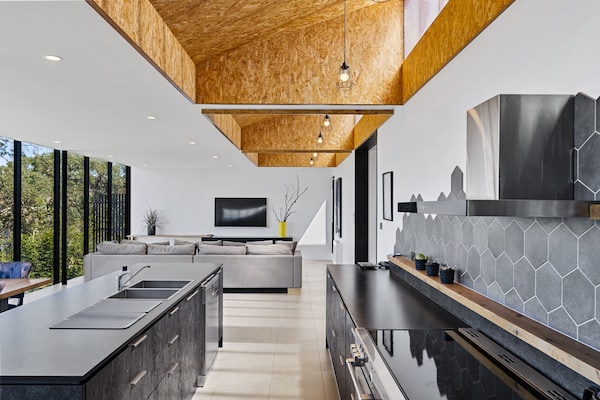 Foto van Stijlvol huis met buitenruimte en spectaculair uitzicht - Kitchen