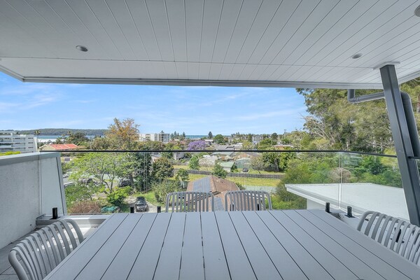 Foto van Moderne 4-slaapkamerwoning met uitzicht op het water - TerraceBalcony