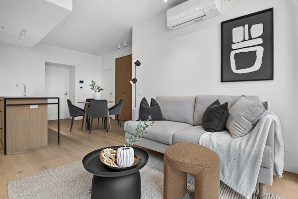 Foto van Stijlvol appartement met 2 slaapkamers en moderne voorzieningen. - LivingRoom