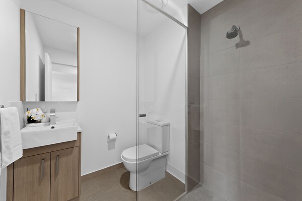 Foto van Stijlvol appartement met 2 slaapkamers en nieuwe meubels. - BathRoom