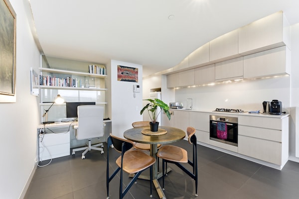 Foto van Appartement met 1 slaapkamer en uitzicht op het meer in het centrum van Canberra - Kitchen