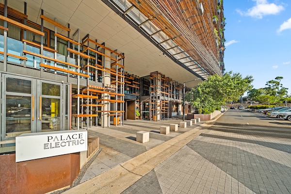 Foto van Appartement met 1 slaapkamer en uitzicht op het meer in het centrum van Canberra - ExteriorSummer