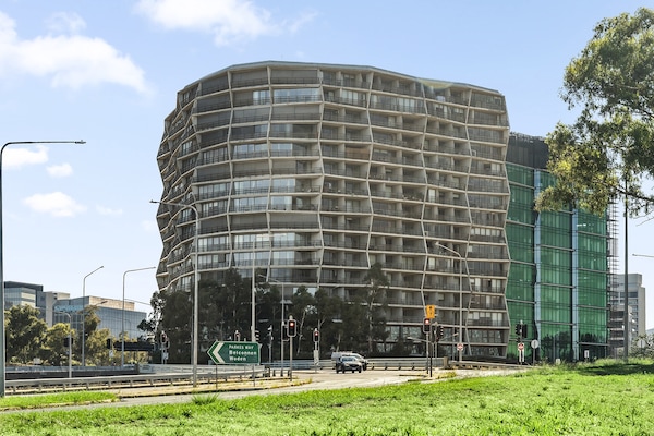 Foto van Appartement met 1 slaapkamer en uitzicht op het meer in het centrum van Canberra - ExteriorSummer