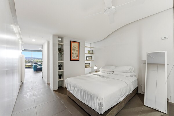 Foto van Appartement met 1 slaapkamer en uitzicht op het meer in het centrum van Canberra - BedRoom