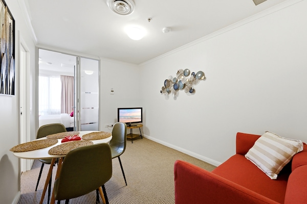 Foto van Appartement met 1 slaapkamer en toegang tot het zwembad aan de rand van de stad - LivingRoom