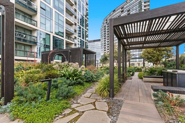 Foto van Stijlvol appartement met 2 slaapkamers van 888 Collins - ExteriorSummer