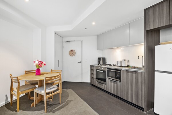 Foto van Stijlvol appartement met 2 slaapkamers van 888 Collins - Kitchen