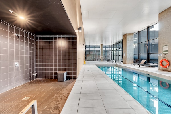 Foto van Appartement met 1 slaapkamer in een hoogbouwcomplex vlakbij Southern Cross. - PoolOfHouse