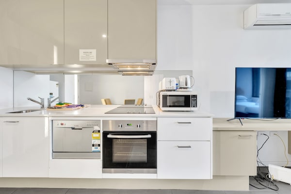 Foto van Appartement met 1 slaapkamer in een hoogbouwcomplex vlakbij Southern Cross. - Kitchen