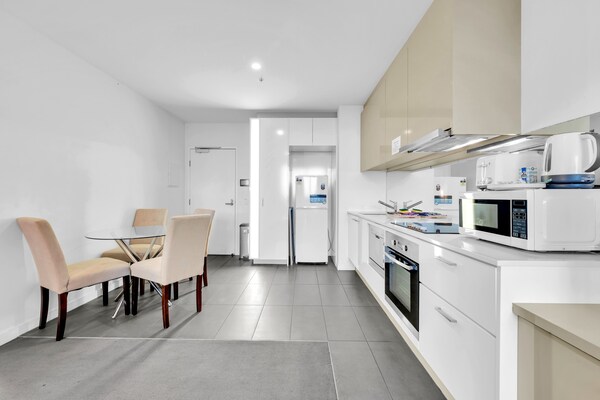 Foto van Appartement met 1 slaapkamer in een hoogbouwcomplex vlakbij Southern Cross. - Kitchen