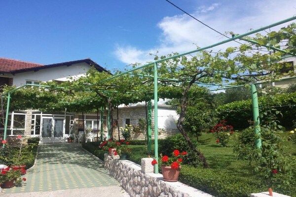 Foto van Elez Serenity Guesthouse - Twin room 1 - Vakantiehuis in Medugorje - Outdoor