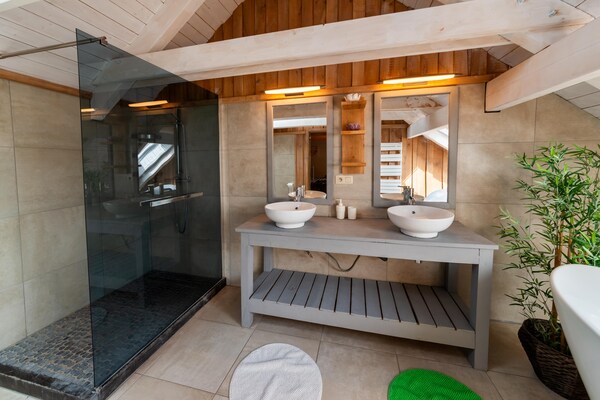Foto van Luxe vakantiehuis met bubbelbad en sauna - Vakantiehuis in Somme-Leuze - BathRoom
