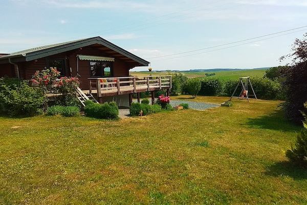 Foto van Chalet met panoramisch uitzicht en omheinde tuin - Vakantiehuis in Tenneville - ExteriorSummer