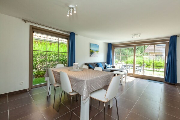 Foto van Prachtig vakantiehuis in Adinkerke met een omheind terras - DiningRoom