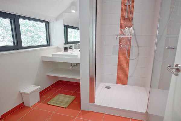 Foto van Jalhay Pondside Forest Home - Vakantiehuis in Jalhay - BathRoom