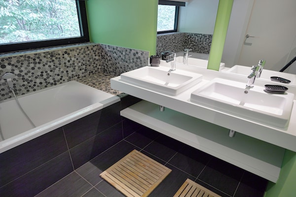 Foto van Jalhay Pondside Forest Home - Vakantiehuis in Jalhay - BathRoom