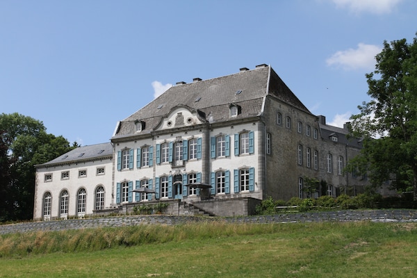 Foto van Kasteel Marchin met sauna - Vakantiehuis in Vyle-Et-Tharoul - ExteriorSummer