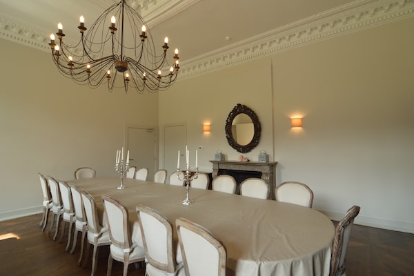 Foto van Kasteel Marchin met sauna - Vakantiehuis in Vyle-Et-Tharoul - DiningRoom