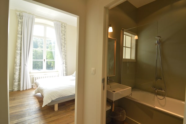 Foto van Kasteel Marchin met sauna - Vakantiehuis in Vyle-Et-Tharoul - BathRoom