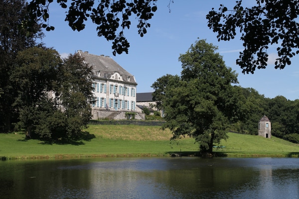 Foto van Kasteel Marchin met sauna - Vakantiehuis in Vyle-Et-Tharoul - ExteriorSummer