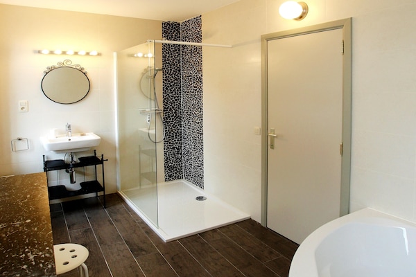 Foto van Groepsvilla met zwembad en sauna - Vakantiehuis in Bas-Oha - BathRoom