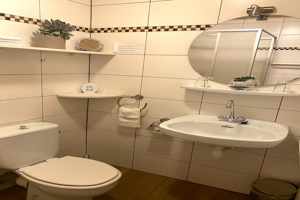 Foto van Appartement nabij bos in Nidrum - Vakantiehuis in Nidrum - BathRoom