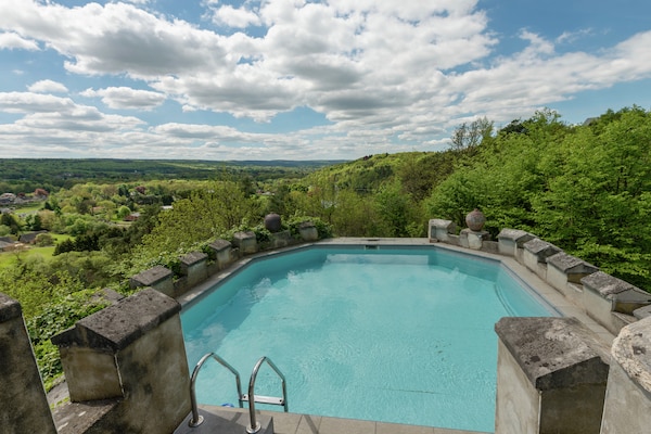 Foto van Kasteel in Spa met Uitzicht & Verwarmd Zwembad - Vakantiehuis in Spa - PoolOfHouse