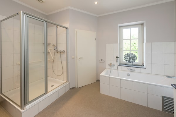 Foto van Kasteel in Spa met Uitzicht & Verwarmd Zwembad - Vakantiehuis in Spa - BathRoom